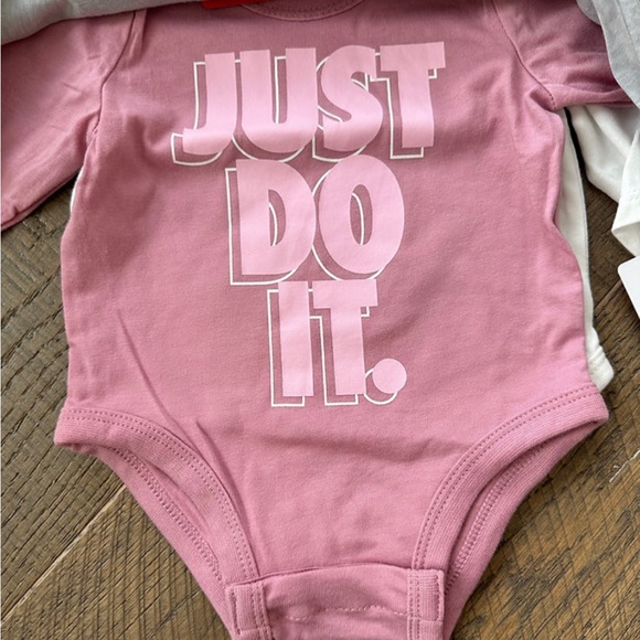 Nike Baby Girl 3-Pack Bodysuits - Picture 3 of 5